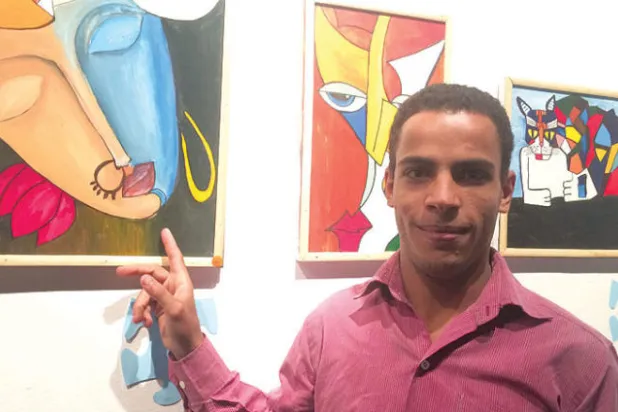 محمد أمام لوحته في المعرض