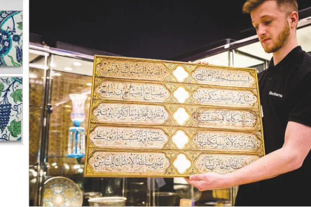 ايات من القرآن يعرضها احد موظفي {بونهامز} (تصوير: جيمس حنا) - خزف «إزنيك» استحوذ  على اهتمام المضاربين