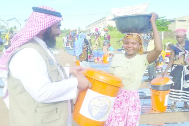 جانب من المساعدات التي قدمتها رابطة العالم الإسلامي في موزمبيق (واس)