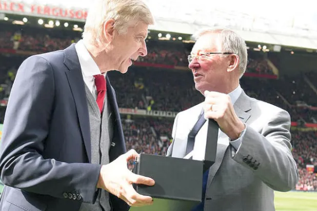 فيرغسون مدرب مانشستر يونايتد السابق يقدم هدية لفينغر بمناسبة رحيله عن آرسنال