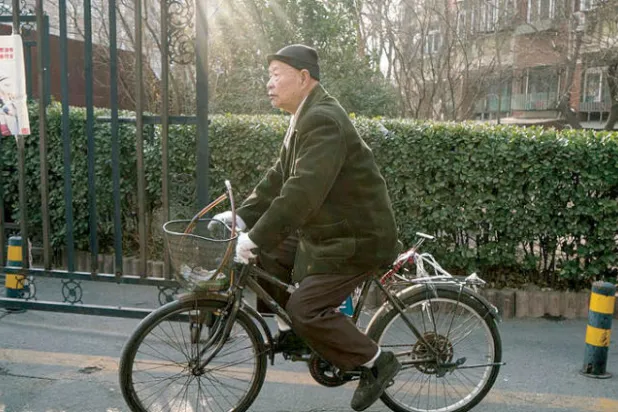 تسي تشنغ يقود دراجته