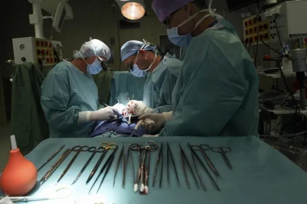 استئصال جزء من ورم وزنه 45 كيلوغراماً في فيتنام