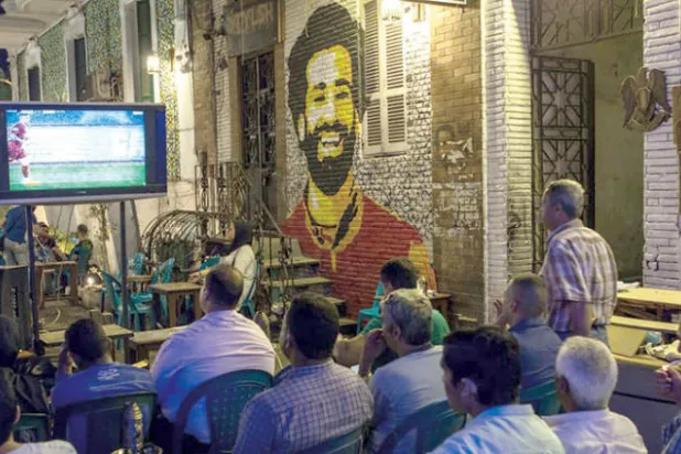 بشغف واهتمام وحب جلس مصريون في أحد المقاهي يشاهدون مباراة الإياب بين ليفربول وروما