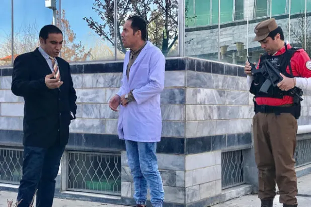 أبطال برنامج «شبك خاندا» أو «شبكة الضحك» الأفغاني في حلقة تنتقد أداء المستشفيات (واشنطن بوست)