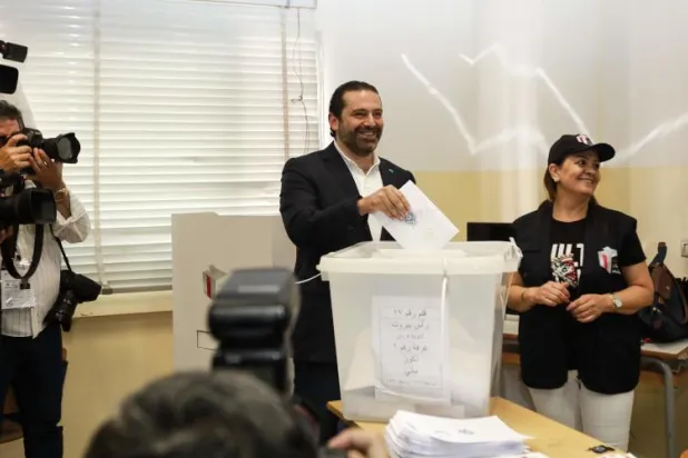 رئيس الوزراء اللبناني سعد الحريري يدلي بصوته في مركز اقتراع بالعاصمة بيروت (أ.ف.ب)