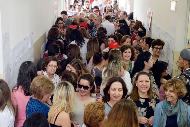 توافد كثيف للناخبين على مركز للاقتراع في دائرة جبل لبنان (إ.ب.أ)