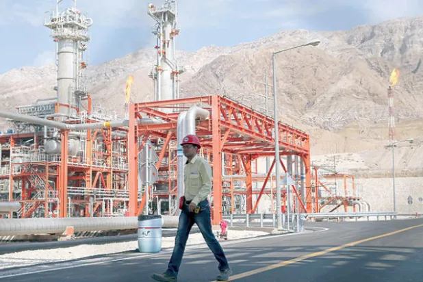 كيف ترى المصارف العالمية تأثير عقوبات إيران على سوق النفط؟