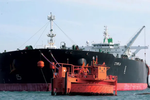 النفط يرتفع والعملة الإيرانية تتهاوى