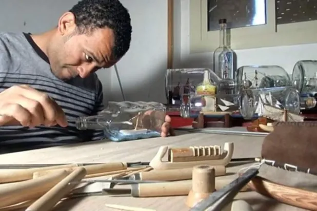 إبراهيم عنتر ينفذ أحد أعماله الفنية («الشرق الأوسط»)