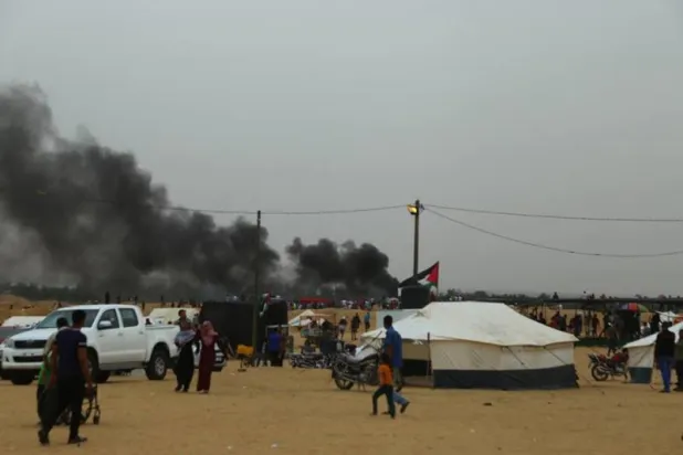 أحد المخيمات في مسيرة العودة قرب حدود قطاع غزة («الشرق الأوسط»)