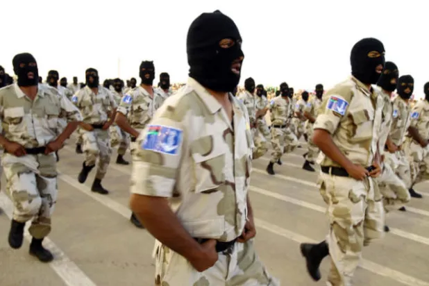 جنود من الجيش الوطني الليبي بقيادة المشير حفتر خلال عرض عسكري في بنغازي يوم 7 مايو الحالي (أ.ف.ب)