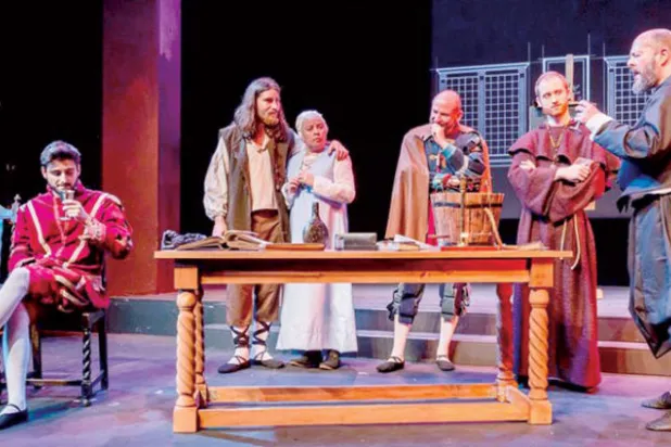 «حياة غاليليو»... العلاقة بين المعلومة الزائفة والمد العنصري