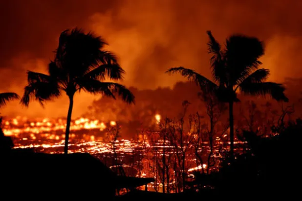 ‬ثورة بركان كيلاويا تضيء سماء هاواي