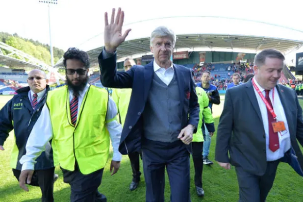 فينغر بعد آخر مباراة له مع آرسنال أمام هيدرسفيلد (رويترز)