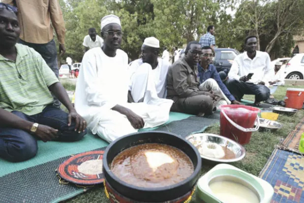سودانيون في الغربة يتلمسون عبق بلدهم في رمضان