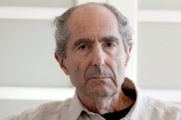 فيليب روث... مبتكر أميركا المختلفة والسير المزيفة