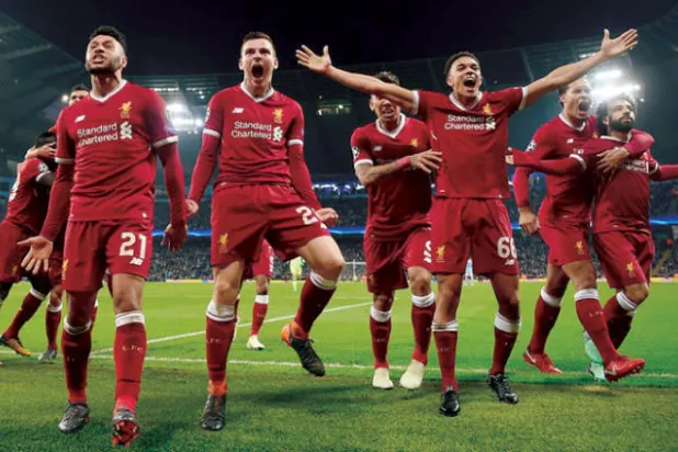 روبرتسون (الثاني من اليسار) يحتفل بهدف تعادل ليفربول الحاسم مع مانشستر سيتي في ملعب سيتي