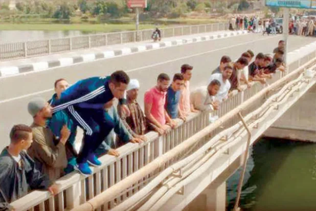 أفراد طاقم عمل «نسر الصعيد» يظهرون في الكادر لدى محاولتهم منع المرور خلال التصوير