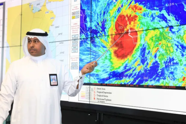 الدكتور أيمن غلام نائب الرئيس العام لهيئة الأرصاد وحماية البيئة يشرح عن مسار العاصفة («الشرق الأوسط»)