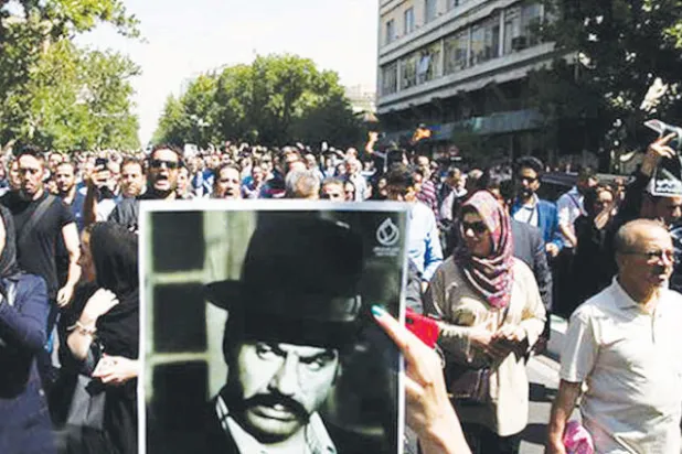 جانب من جنازة ملك مطيعي