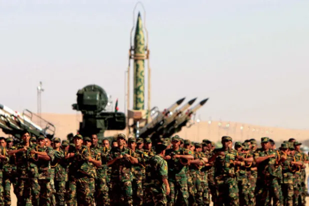 جنود من الجيش الوطني الليبي خلال عرض عسكري في بنغازي (أ.ف.ب)