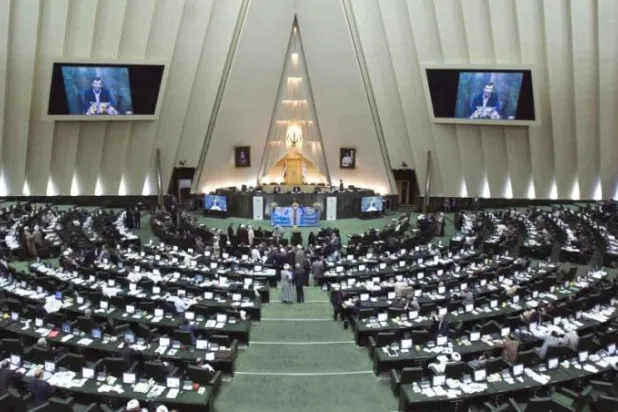 إخلاء مجلس الشورى الإيراني بسبب طرد مشبوه