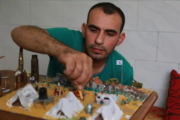 النحت على الموت.. فنان فلسطيني يحول طلقات الرصاص لمجسمات فنّية