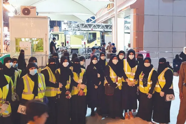 متطوعات سعوديات في الحرم المكّي يخدمن ضيوف المسجد الحرام وزواره