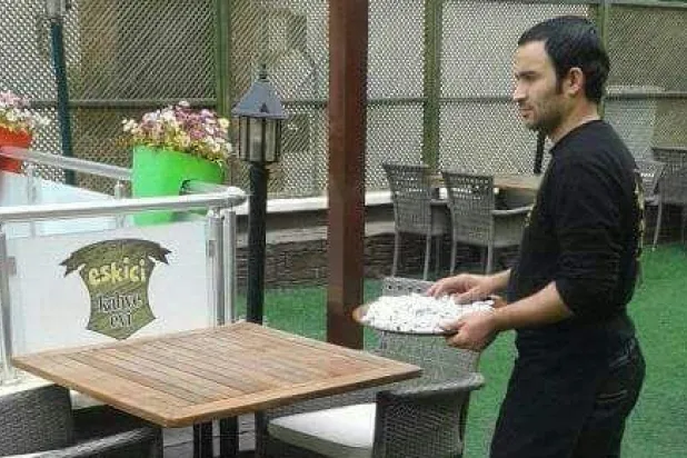 السوري مصطفى المحمد مهندس زراعي يعمل «جرسون» في مطعم بمدينة غازي عنتاب التركية («الشرق الأوسط»)