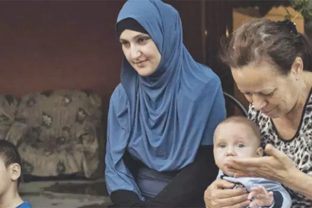 إيمان ميزيفه مع أولادها ووالدتها في غرزونى عاصمة الشيشان («الشرق الأوسط»)