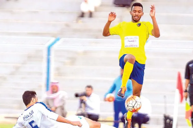 مدربون ولاعبون: زيادة محترفي أندية الأولى «سلاح ذو حدين»