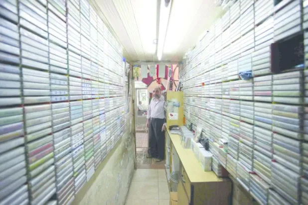 أحد متاجر الكاسيت في نابلس («الشرق الأوسط»)