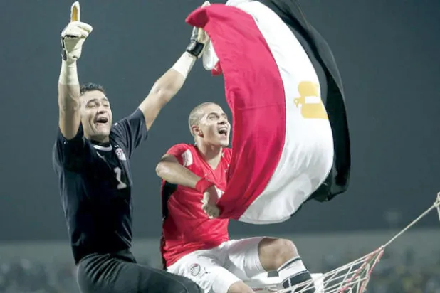 الحضري ومحمد زيدان بعد الفوز بكأس أمم أفريقيا عام 2008 