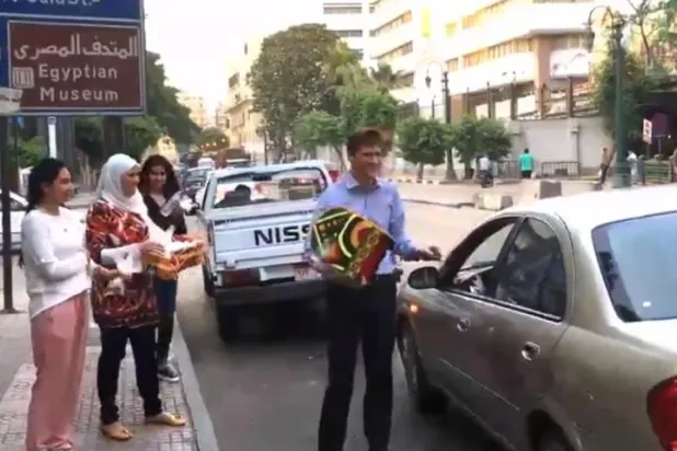 بالفيديو... السفير البريطاني بالقاهرة يوزع تمراً على الصائمين بالشارع