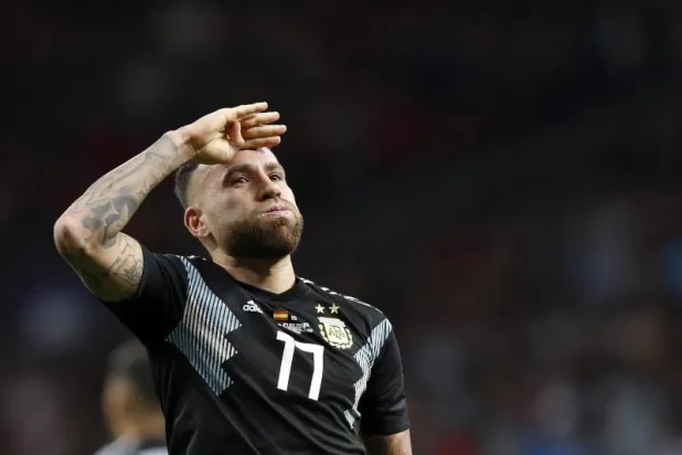 قصة الملاكم السابق الذي يقود دفاع الأرجنتين في المونديال