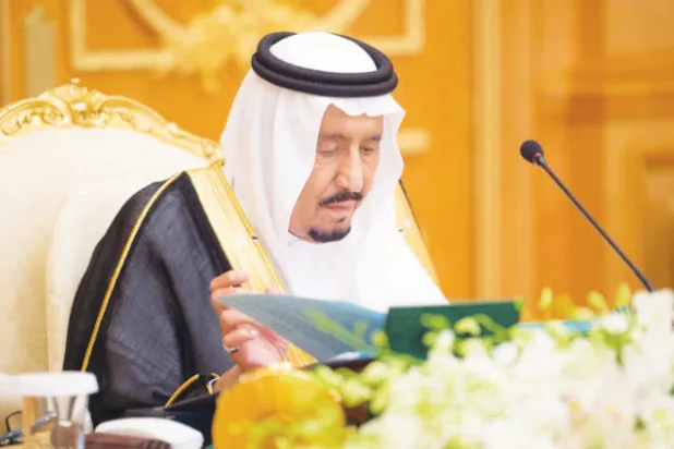 خادم الحرمين الشريفين مترئساً جلسة مجلس الوزراء بقصر الصفا في مكة المكرمة أمس (واس)