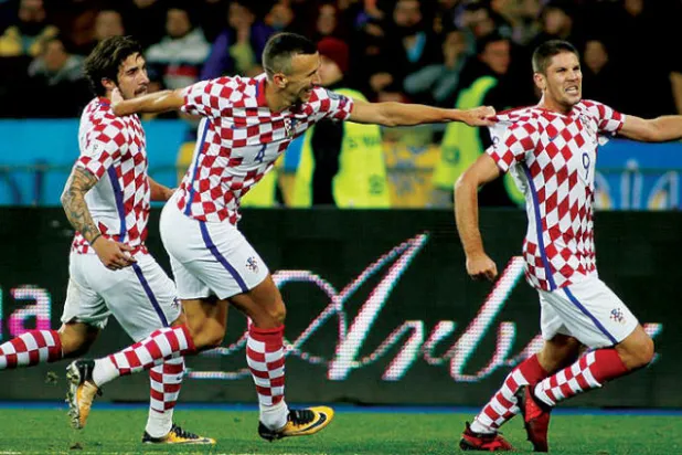 كراماريتش (يمين) يحتفل بهدف هز به شباك أوكرانيا في تصفيات كأس العالم