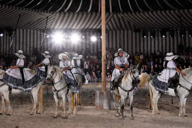 الفارسات المكسيكيات على صهوات جيادهن ألهبن العرض حماساً