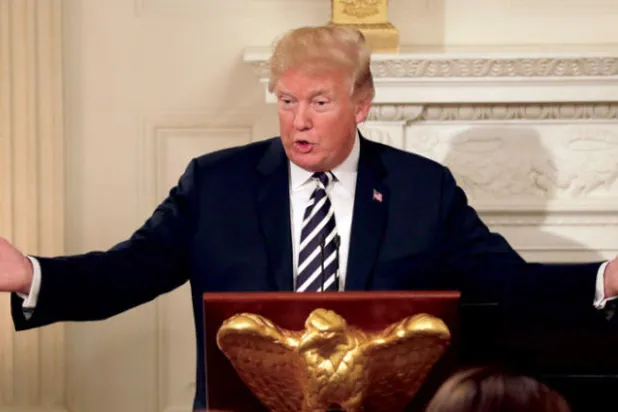 ترمب خلال إلقاء كلمته في حفل الإفطار (إ.ب.أ)