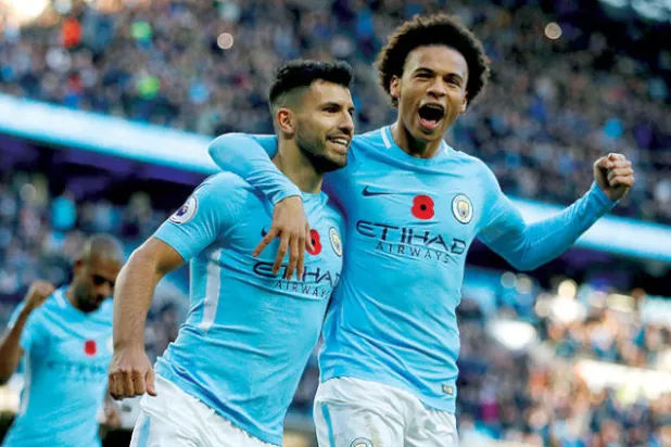 ساني يحتفل مع اغويرو بالتتويج باللقب الانجليزي (رويترز)