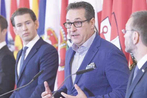 مؤتمر صحافي بمشاركة كبار وزراء الحكومة النمساوية أعلنوا فيه إجراءات ضد الإسلام السياسي وطرد عدد من الأئمة أمس (أ.ف.ب) 