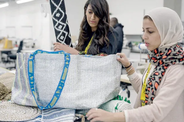 من مصر طورت المصممتان هند رياض ومريم حازم نسخة جديدة  من حقيبة التسوق التقليدية الشهيرة لشركة «إيكيا»