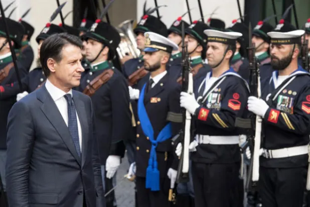 إيطاليا ثمرة ناضجة تُهرس في خلاطة الفواكه