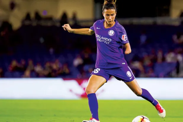 لاعبة كرة قدم أميركية حققت حلم الاحتراف بذراع واحدة