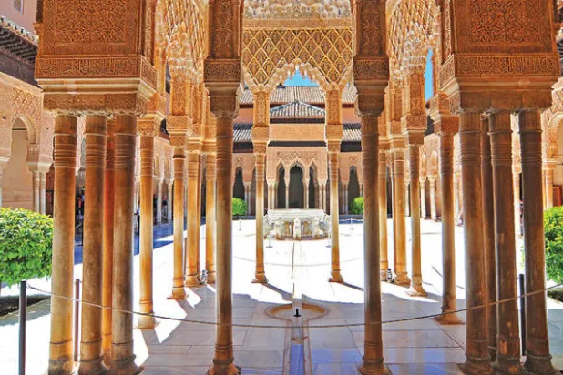 قصر الحمراء يجذب الأميركيين والأوروبيين أكثر من الإسبان