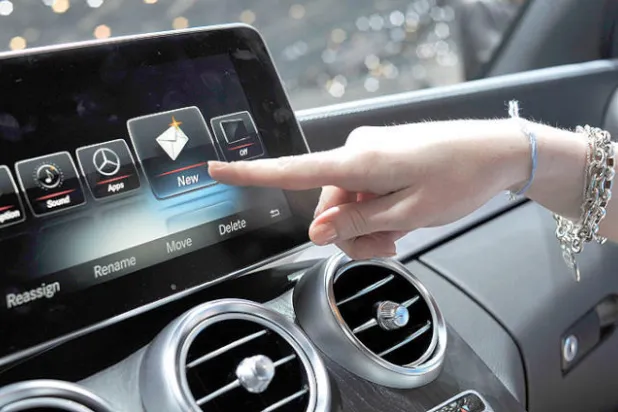 منصات رقمية متقدمة لربط الهاتف بالسيارة لقيادة آمنة