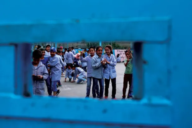 تلاميذ فلسطينيون من لبنان وسوريا في باحة مدرسة جفنة التي تشرف عليها «أونروا» في البقاع الغربي (أ.ب)