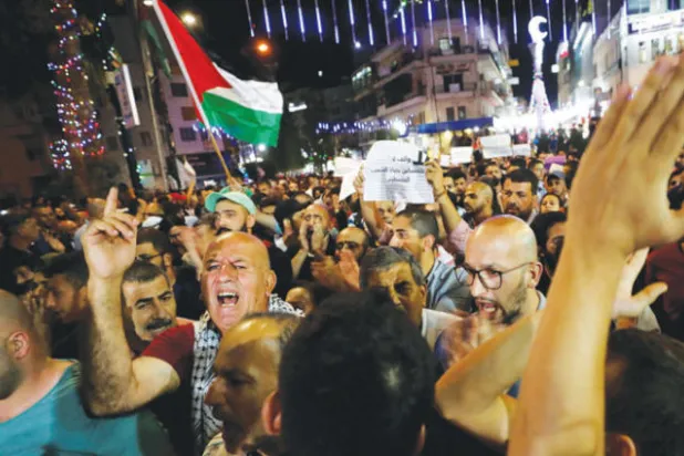 آلاف الفلسطينيين تظاهروا في رام الله مطالبين برفع العقوبات عن غزة (رويترز)