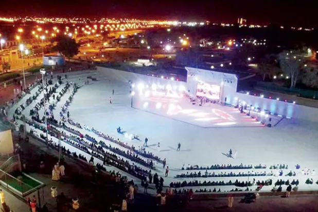 السعوديون يحرصون على متابعة المباريات خارج المنزل أمام شاشات عرض عملاقة («الشرق الأوسط»)