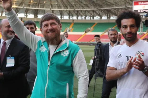 الرئيس الشيشاني يصطحب نجم المنتخب المصري محمد صلاح لتحية الجماهير (أ.ف.ب)